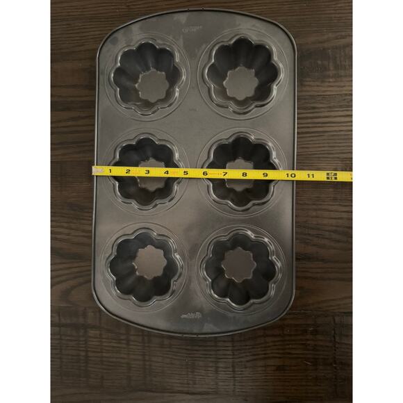 Wilton Fluted Muffin Non-Stick Heavy Pan – 6 Cavity Turks Head Design - Picture 6 of 7